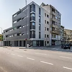 Apartment Nomad's Lux - 2bdr & Parking Flores Square *