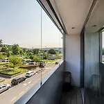 Nomad's Lux - 2bdr & Parking Flores Square Apartment