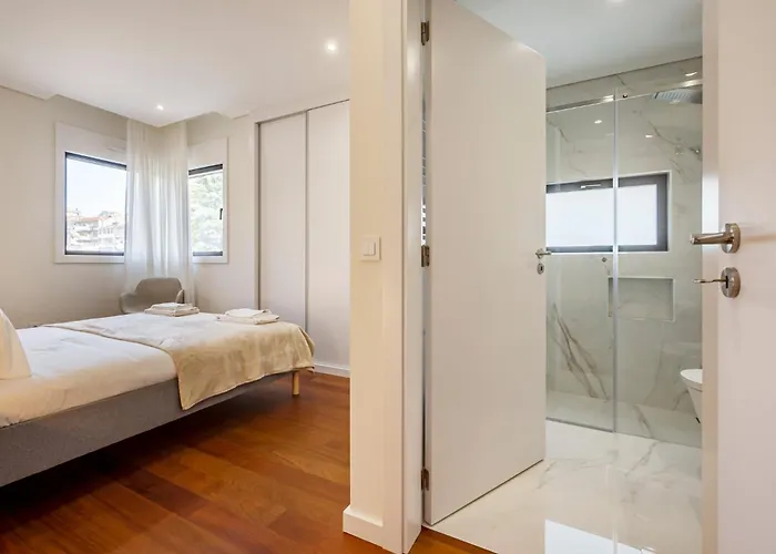 Nomad's Lux - 2bdr & Parking Flores Square * Oporto