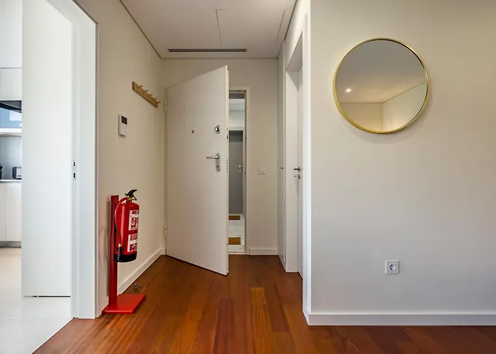 Nomad's Lux - 2bdr & Parking Flores Square * Oporto