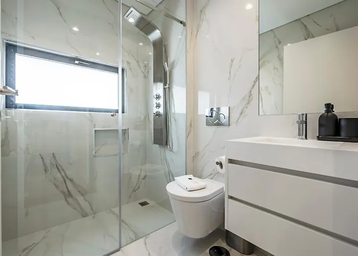 Nomad's Lux - 2bdr & Parking Flores Square